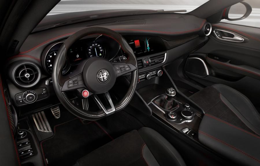 Интерьер Alfa Romeo Giulia Quadrifoglio (952) 2016 года  (NA) (фото 49 из 86)